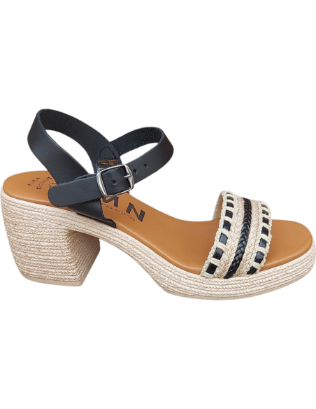 SANDALIA KMN CON TACÓN NEGRA