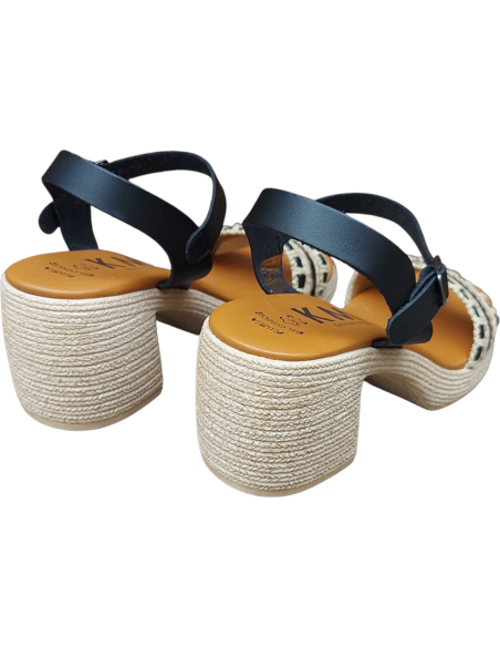 SANDALIA KMN CON TACÓN NEGRA