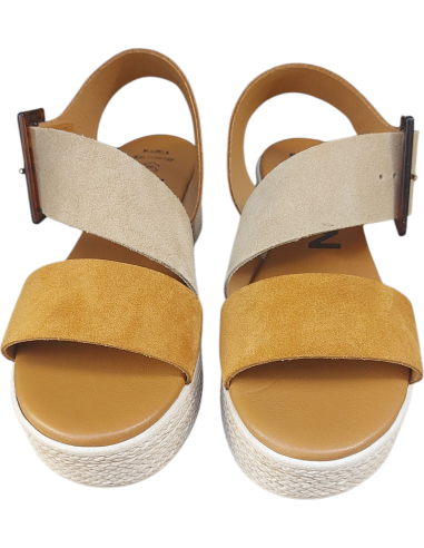 SANDALIA HEBILLA KMN CON PLATAFORMA