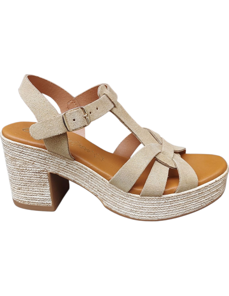 SANDALIA DORADA CON TACÓN CUADRADO