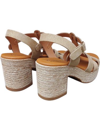 SANDALIA DORADA CON TACÓN CUADRADO