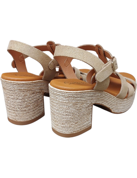 SANDALIA DORADA CON TACÓN CUADRADO