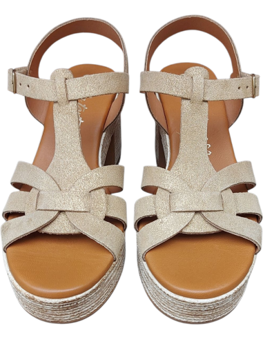 SANDALIA DORADA CON TACÓN CUADRADO