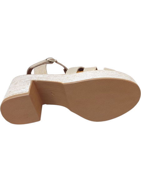 SANDALIA DORADA CON TACÓN CUADRADO